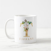 Farbflorale und goldene Buchstaben T Monogramm Kaffeetasse (Links)