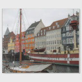 FARBHAFTE GEBÄUDE NEBEN DEM FLUSS GESCHENKPAPIER (Flach)