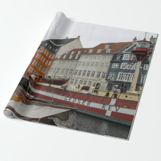 FARBHAFTE GEBÄUDE NEBEN DEM FLUSS GESCHENKPAPIER