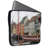 FARBHAFTE GEBÄUDE NEBEN DEM FLUSS LAPTOPSCHUTZHÜLLE (Vorne Rechts)