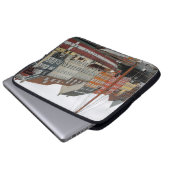 FARBHAFTE GEBÄUDE NEBEN DEM FLUSS LAPTOPSCHUTZHÜLLE (Vorne Knopf)