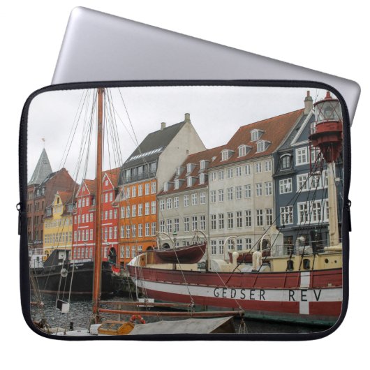 FARBHAFTE GEBÄUDE NEBEN DEM FLUSS LAPTOPSCHUTZHÜLLE (Vorderseite)