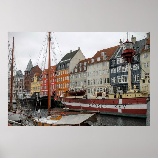 FARBHAFTE GEBÄUDE NEBEN DEM FLUSS POSTER (Vorne)