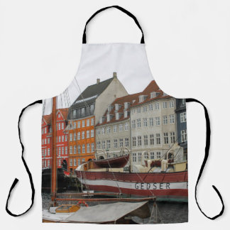 FARBHAFTE GEBÄUDE NEBEN DEM FLUSS SCHÜRZE