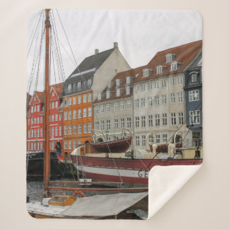 FARBHAFTE GEBÄUDE NEBEN DEM FLUSS SHERPADECKE