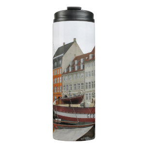 FARBHAFTE GEBÄUDE NEBEN DEM FLUSS THERMOSBECHER