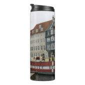 FARBHAFTE GEBÄUDE NEBEN DEM FLUSS THERMOSBECHER (Nach rechts gedreht)