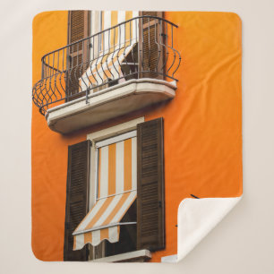 FARBHAFTE ITALIENISCHE FASSADE UND FENSTER SHERPADECKE