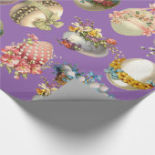 FARBHAFTE OSTEREIER,BLUME,WEISSE HUNDEN IN LILA GESCHENKPAPIER (Ecke)