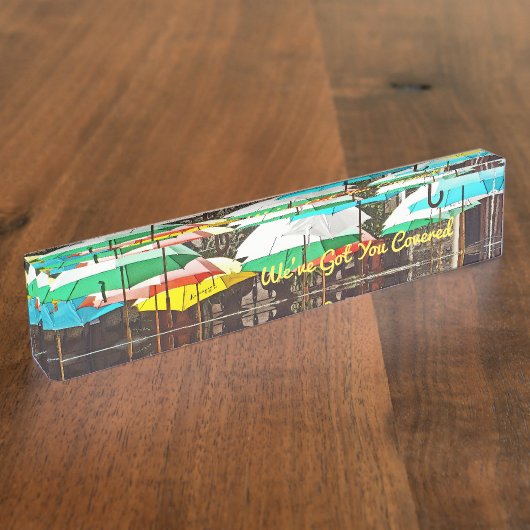 FARBHAFTE UMBRELLEN / "WIR HABEN IHNEN GEDECKT" NAMENSPLAKETTE (Seite)