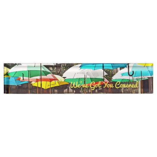 FARBHAFTE UMBRELLEN / "WIR HABEN IHNEN GEDECKT" NAMENSPLAKETTE (Vorderseite)