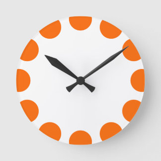 Farbhalbmond - Orange und Weiß Runde Wanduhr