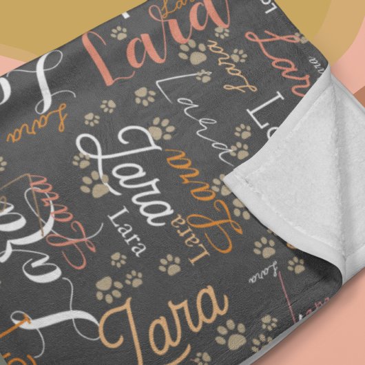 Farbhundeame und Welpenpfähle überall in dunkelgra Fleecedecke