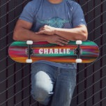 Farbige Abstrakte Moderne Streifen Individuelle Na Skateboard<br><div class="desc">Farbenfrohe Abstrakte Modern Stripes Individuelle Name Skateboard zeichnet sich durch Ihren personalisierten Namen in der modernen Typografie auf einem farbenprächtigen gestreiften Hintergrund aus. Personalisieren Sie diese, indem Sie den Text in dem dafür vorgesehenen Textfeld bearbeiten. Geben Sie Ihrem Lieblingskateboarder zu Weihnachten, Geburtstag oder Ihrer BESTE FREUNDIN ein maßgeschneidertes Geschenk, ein...</div>
