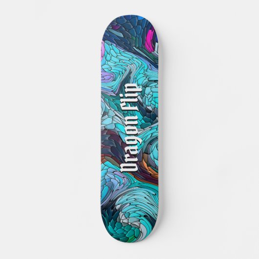 Farbige Abstrakte Mosaikdrachenskala mit Text Skateboard (Vorderseite)