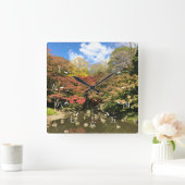 Farbige Ahornbäume nach Teich Quadratische Wanduhr (Zuhause)