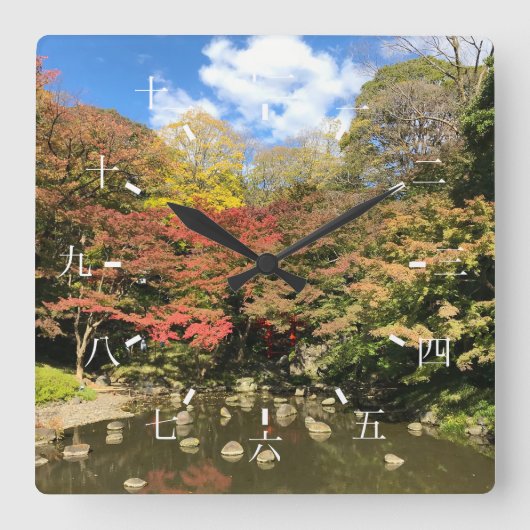 Farbige Ahornbäume nach Teich Quadratische Wanduhr (Vorderseite)