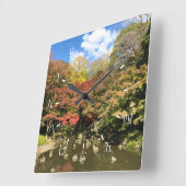 Farbige Ahornbäume nach Teich Quadratische Wanduhr (Winkel)