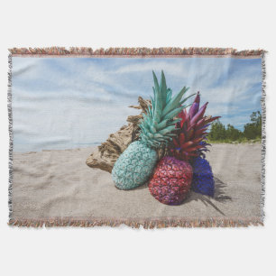 Farbige Ananas am Sandstrand Decke