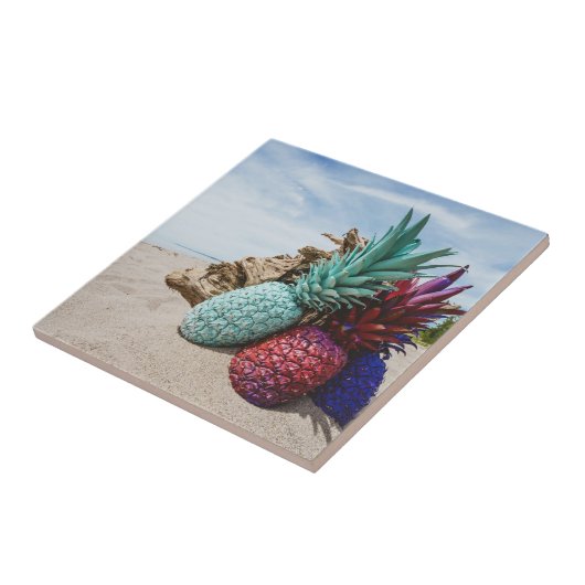 Farbige Ananas am Sandstrand Fliese (Seite)