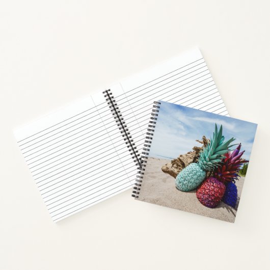 Farbige Ananas am Sandstrand Notizblock (Innenseite)