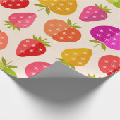 Farbige Äpfel und Erdbeeren mit Retro-Sternen Geschenkpapier (Ecke)