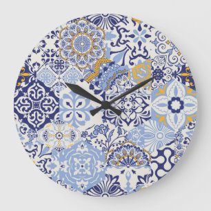 Farbige Azulejos-Fliesen: handgezeichnetes Muster. Große Wanduhr