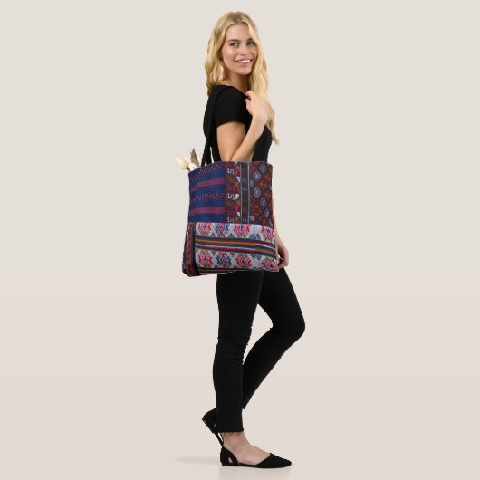 Farbige bhutanische Textilien Tasche (Am Model)