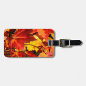 Farbige Blätter im Herbst, goldfarbenes orangefarb Gepäckanhänger (Vorderseite horizontal)
