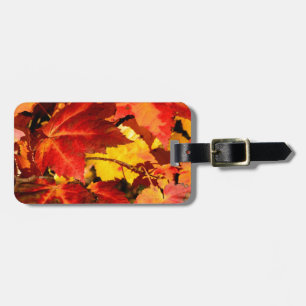 Farbige Blätter im Herbst, goldfarbenes orangefarb Gepäckanhänger