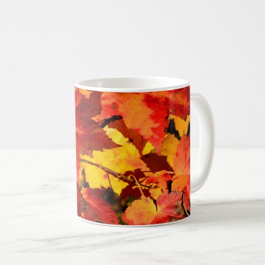 Farbige Blätter im Herbst, goldfarbenes orangefarb Kaffeetasse (VorderseiteRechts)