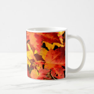 Farbige Blätter im Herbst, goldfarbenes orangefarb Kaffeetasse