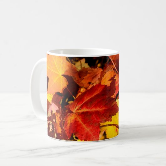 Farbige Blätter im Herbst, goldfarbenes orangefarb Kaffeetasse (Vorderseite Links)