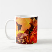 Farbige Blätter im Herbst, goldfarbenes orangefarb Kaffeetasse (Links)