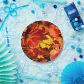 Farbige Blätter im Herbst, goldfarbenes orangefarb Pappteller (Party)