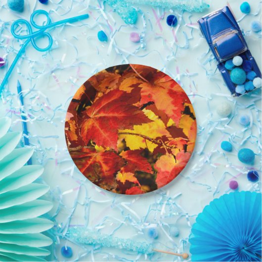 Farbige Blätter im Herbst, goldfarbenes orangefarb Pappteller (Party)