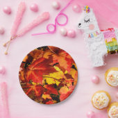 Farbige Blätter im Herbst, goldfarbenes orangefarb Pappteller (Party)