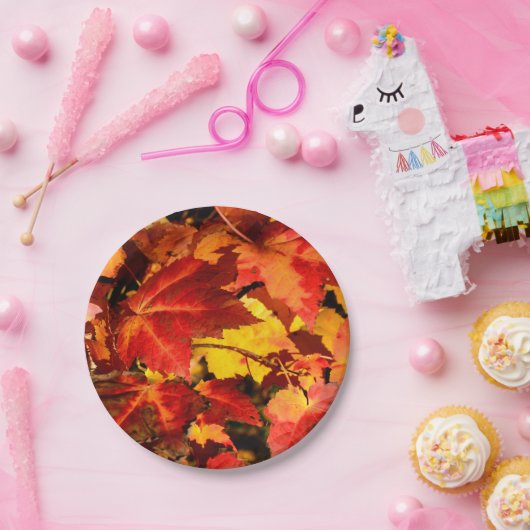 Farbige Blätter im Herbst, goldfarbenes orangefarb Pappteller (Party)