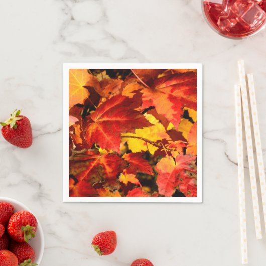 Farbige Blätter im Herbst, goldfarbenes orangefarb Serviette (Beispiel)