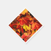 Farbige Blätter im Herbst, goldfarbenes orangefarb Serviette (Ecke)