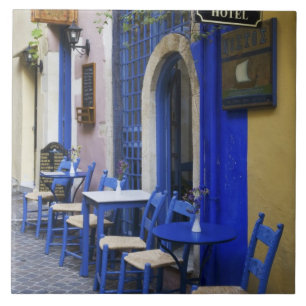 Farbige blaue Tür und Verkleidung eines alten Hote Fliese