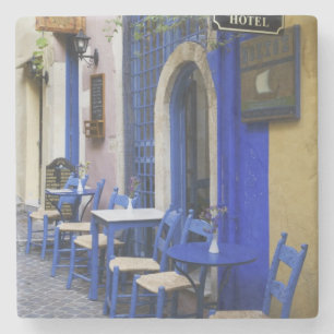 Farbige blaue Tür und Verkleidung eines alten Hote Steinuntersetzer