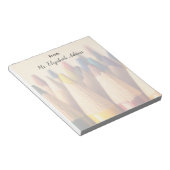 Farbige Bleistifte Hintergrund. Notizblock (angewinkelt)