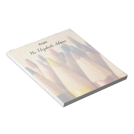 Farbige Bleistifte Hintergrund. Notizblock (angewinkelt)