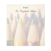 Farbige Bleistifte Hintergrund. Notizblock (Vorderseite)