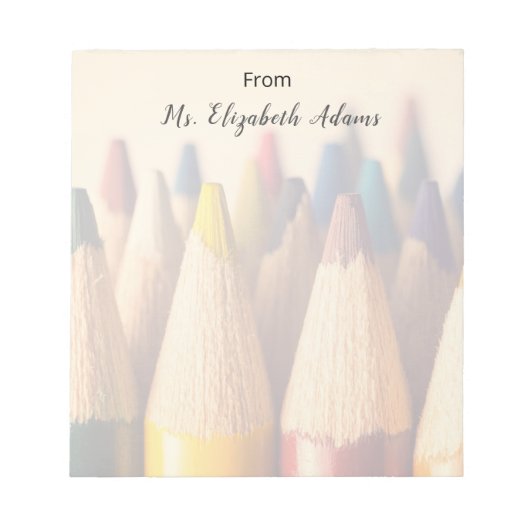 Farbige Bleistifte Hintergrund. Notizblock (Vorderseite)