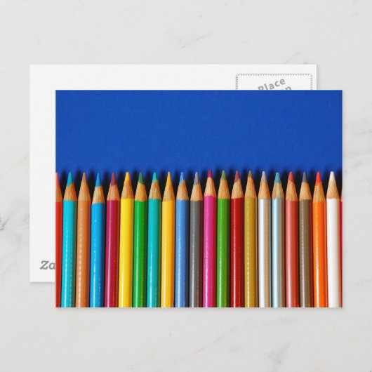 Farbige Bleistiftstifte auf blauem Hintergrund Postkarte (Vorne/Hinten)