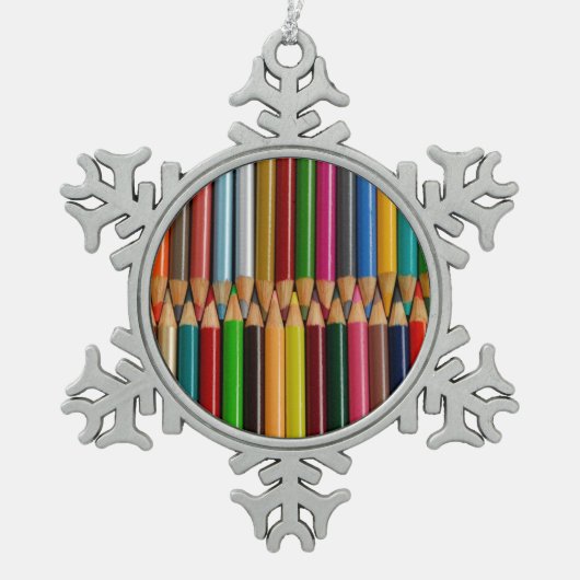 Farbige Bleistiftstifte Schneeflocken Zinn-Ornament (Vorderseite)