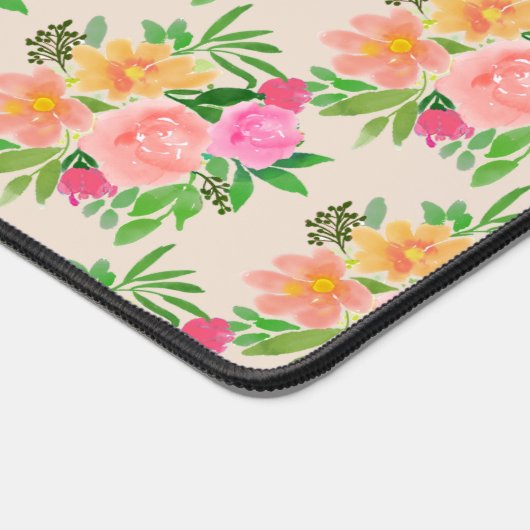 Farbige Blume auf hellbeige Schreibtischunterlage (Ecke)