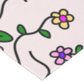 Farbige Blume, rosa Hintergrund, rosa Tischdecke (Schrägansicht)